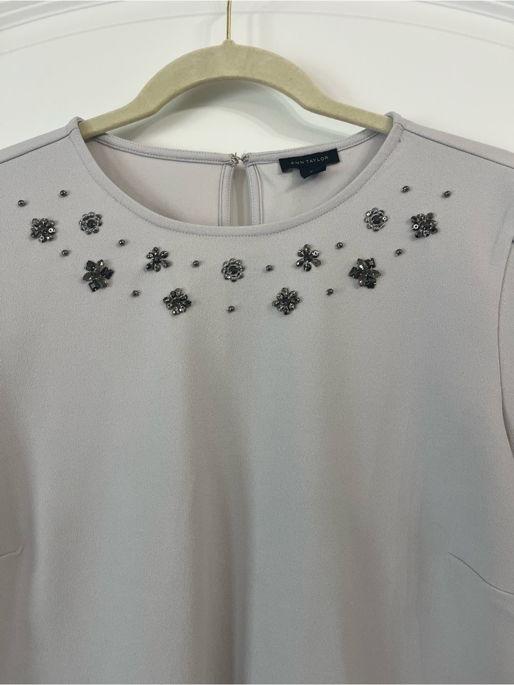 Ann Taylor Top Light Gray Jeweled Short Sleeve Blouse Office Work Womens Medium - Picture 5 of 10